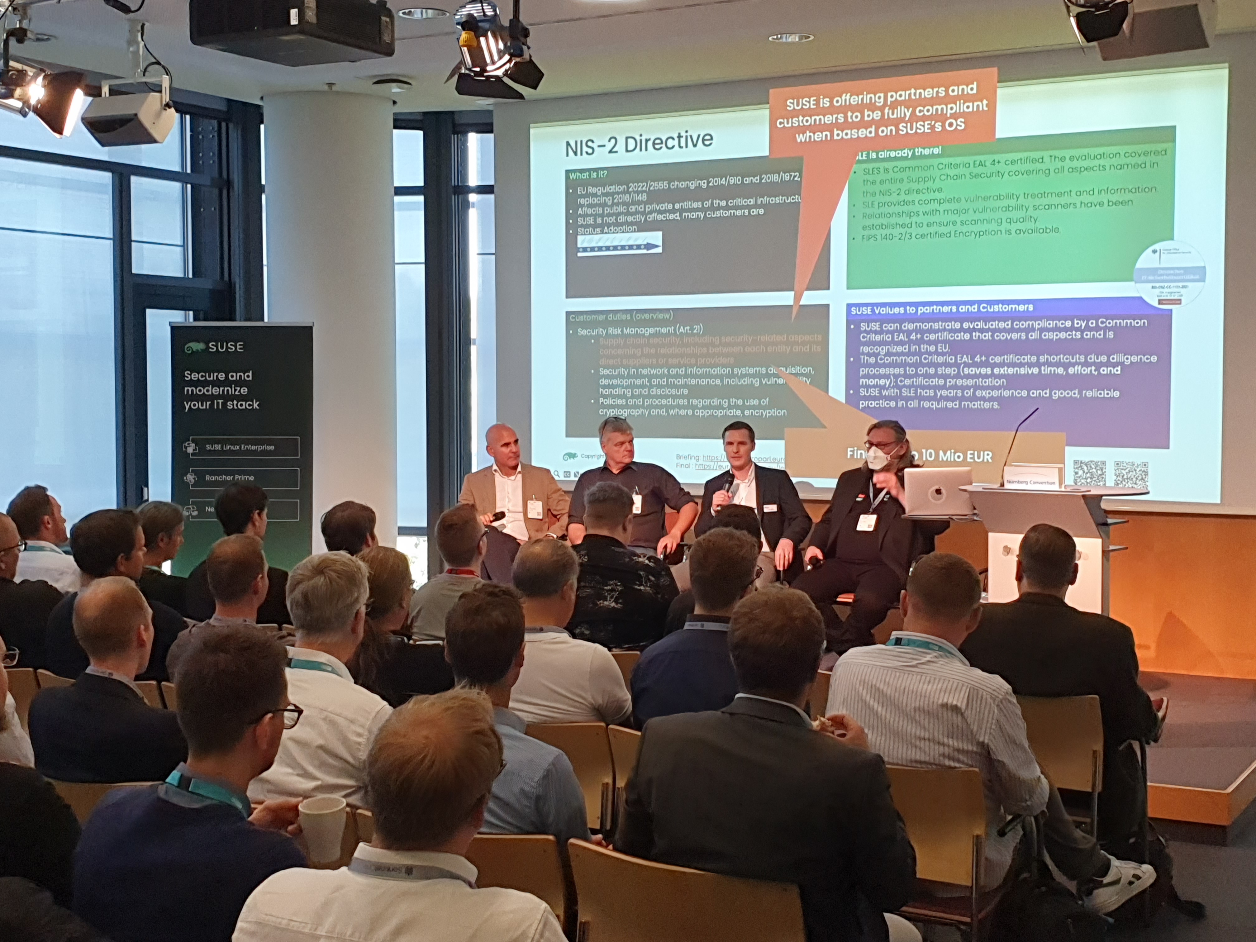 Michael Hojnacki bei einer Podiumsdiskussion zu NIS-2 auf der it-sa 2023.
